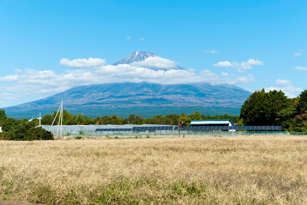 Monte Fuji in autunno con erba secca e pannello solare Inquadratura orizzontale