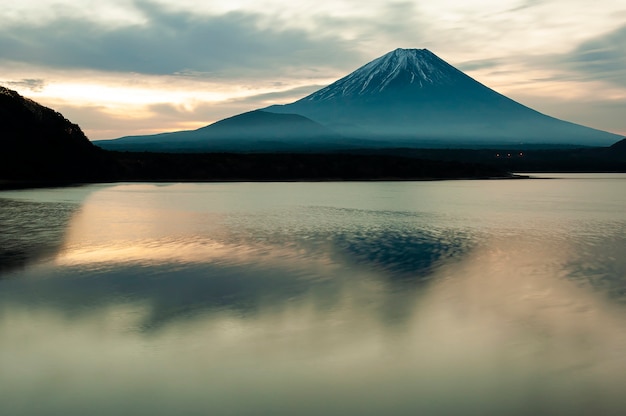 Monte Fuji san sul lago Kawaguchiko in Giappone all'alba.