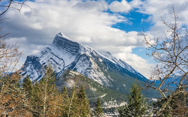 Monte Rundle innevato con foresta innevata Parco Nazionale di Banff