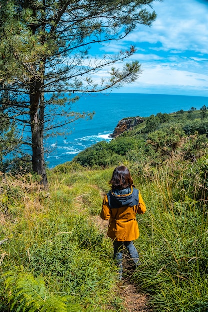 Monte Ulia nella città di San Sebastián, Paesi Baschi. Visita la baia nascosta della città chiamata Illurgita Senadia o Illurgita Senotia. Escursione a piedi alla baia del Monte Ulia