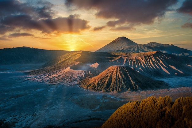 Monte vulcano Bromo (Gunung Bromo) all'alba nel Parco nazionale di Bromo Tengger Semeru, East Java, Indonesia.