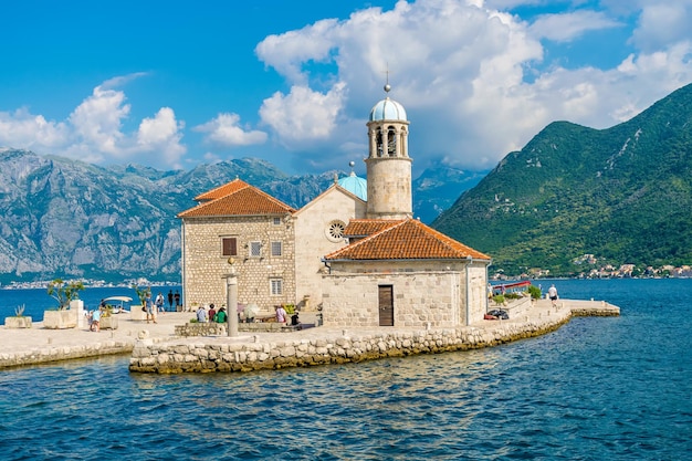 MONTENEGRO I turisti hanno navigato su uno yacht per l'isola di Gospa od Skrpela nella Boka Bay of Kotor