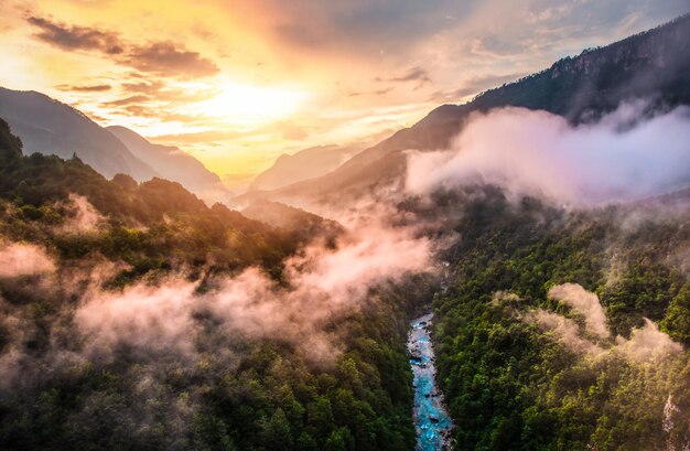 Montenegro, montagne panoramiche e del cielo al tramonto sul fiume tara famoso in tutto il mondo. Canyon vicino alla città Zabljak