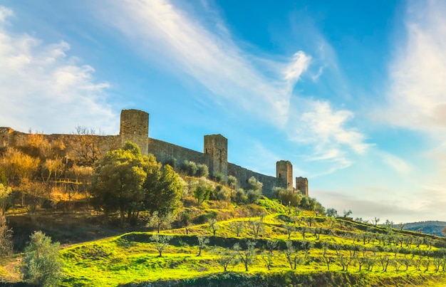 Monteriggioni villaggio fortificato medievale e ulivi Siena Toscana Italia