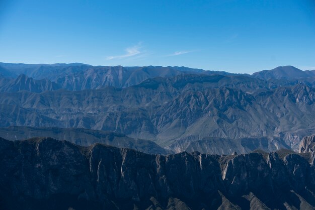 Monterrey Nuevo León Messico Veduta aerea della catena montuosa Chipinque contro il cielo nuvoloso.