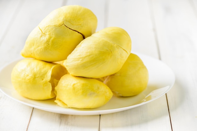 Monthong di durian fresco sul piatto bianco e sullo sfondo di legno bianco re della frutta dalla Thailandia