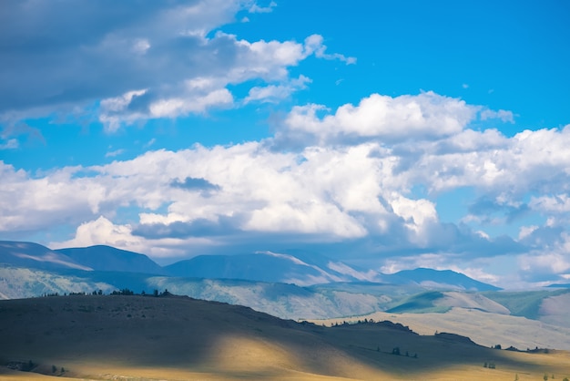 Monti Altai con cielo nuvoloso.