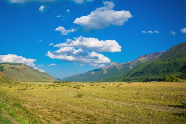 Monti Altai con cielo nuvoloso.