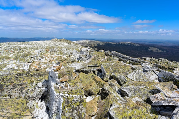 Monti Urali meridionali con una vegetazione paesaggistica unica e diversità della natura