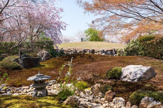 Monticello di Shogunzuka con fiori di ciliegio Kyoto Giappone traduzione giapponese Montecello di Shobunzuka