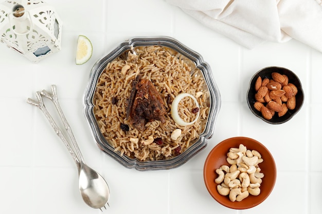 Montone biryani Pollo biryani piccante indiano Malabar biryani Hyderabadi biryani Dum Biriyani pulao pentola di terracotta Kerala India Sri Lanka Pakistan riso basmati riso misto piatto carne curry Ramadan Kareem Eid