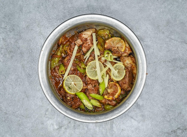 Montone handi korma masala rogan josh servito in un piatto isolato su sfondo vista dall'alto di spezie indiane e cibo pakistano