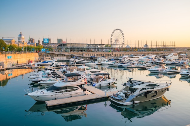 Montreal, Canada - 21 settembre 2019: Area del porto vecchio con barche nella città di Montreal nella regione del Quebec in Canada