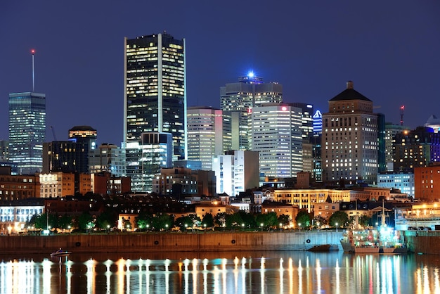 Montreal sul fiume al tramonto con le luci della città e gli edifici urbani