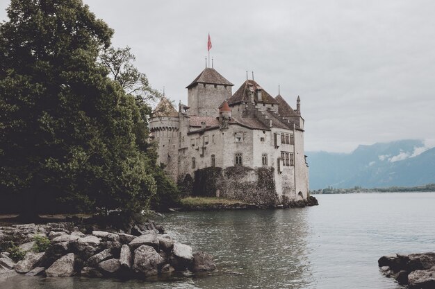 Montreux, Svizzera - 2 luglio 2017: Bella vista del famoso castello di Chateau de Chillon e del lago di Ginevra