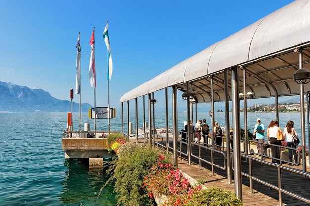 Montreux, Svizzera - 27 agosto 2016: Persone al pontile al Lago di Ginevra a Montreux, nel canton Vaud, Svizzera