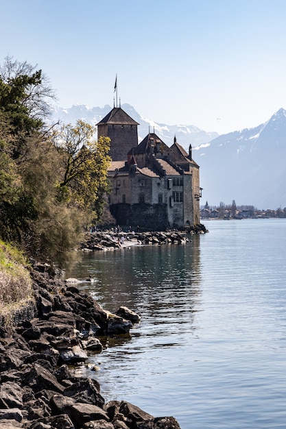 Montreux Svizzera Castello di Chillon e le Alpi sullo sfondo