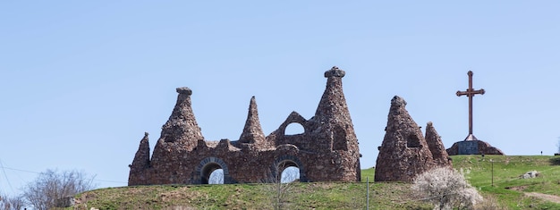 Monument Bells of Goris non lontano dalla vecchia città di Goris sulla collina nell'Armenia meridionale