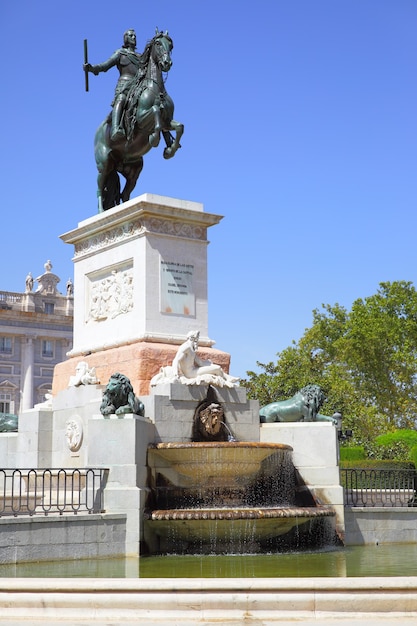 Monumento a Felipe IV (aperto nel 1843) in Plaza de Oriente a Madrid