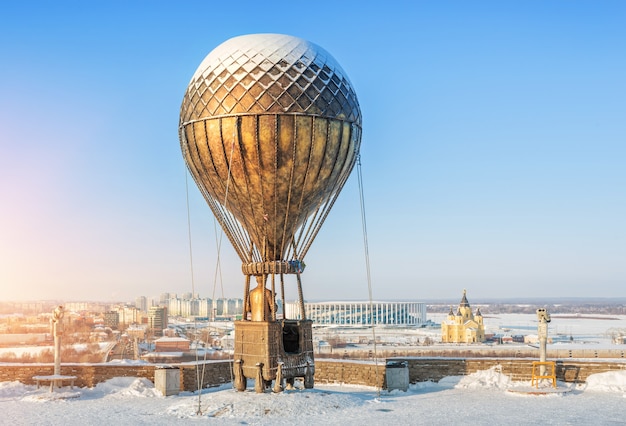 Monumento a Jules Verne in mongolfiera su un'alta sponda del fiume Oka a Nizhny Novgorod