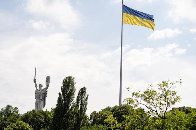 Monumento a Kiev - Rodina - Madre sullo sfondo del cielo.