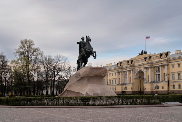 Monumento a Pietro in Piazza del Senato e Palazzo del Senato e del Sinodo a San Pietroburgo Russia