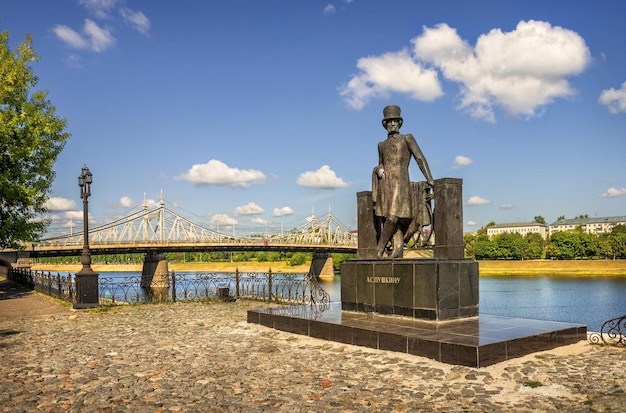 Monumento a Puskin a Tver sul fiume Volga