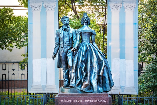 Monumento ad Alexander Pushkin e Natalia Goncharova sull'Arbat a Mosca in una mattina d'estate