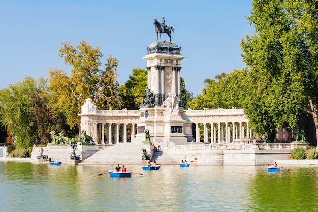 Monumento ad Alfonso XII nel Parco del Buen Retiro, uno dei più grandi parchi della città di Madrid, Spagna. Madrid è la capitale della Spagna.