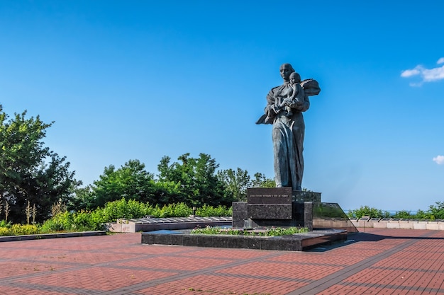 Monumento ai caduti nel Memorial Park a Kaniv, Ucraina, in una soleggiata giornata estiva