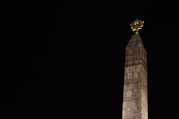 Monumento ai soldati sovietici per la vittoria nella seconda guerra mondiale di notte