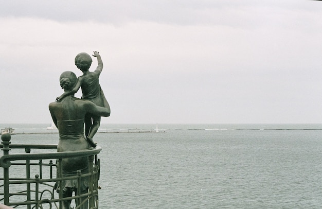 Monumento al marinaio della moglie nel porto marittimo di Odessa