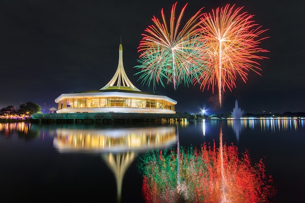 Monumento al parco pubblico Suan Luang Rama 9 con fuochi d'artificio colorati