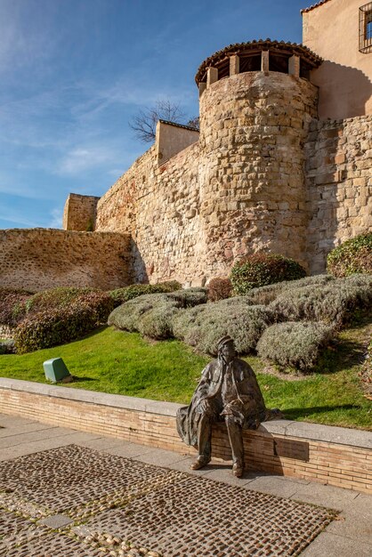 Monumento al poeta Pepe Ledesma accanto ai resti del vecchio muro