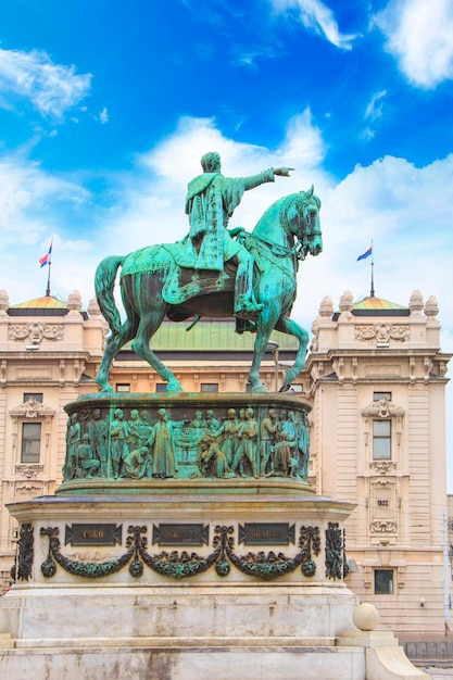 Monumento al principe Mihailo sullo sfondo dell'edificio del Museo Nazionale di Belgrado