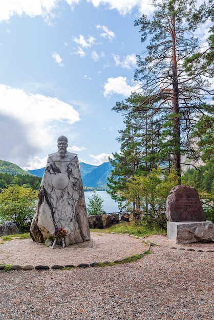 Monumento all'artista e viaggiatore russo Nikolai Roerich sulle rive del fiume Katun