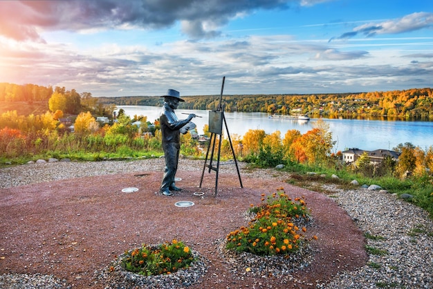 Monumento all'artista Levitan sul monte Levitan in autunno Plyos e sul fiume Volga