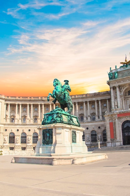 Monumento all'imperatore Francesco Giuseppe I nell'Inn der Bourg a Vienna, Austria