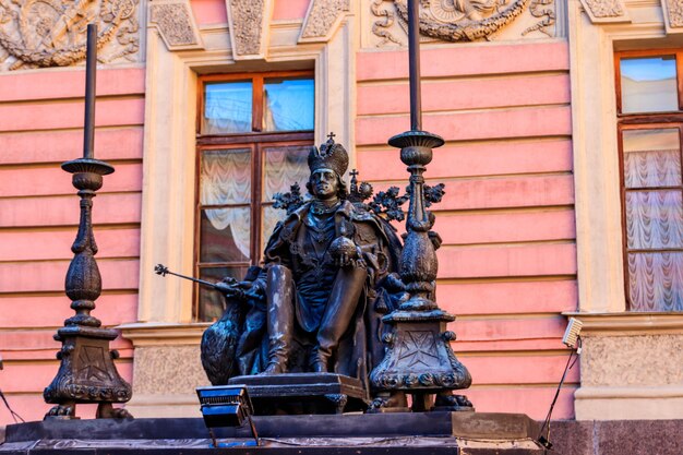 Monumento all'imperatore russo Paolo I nel cortile del castello di San Michele a San Pietroburgo Russia