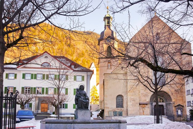 Monumento alla Cattedrale dell'Assunzione a Coira all'alba. Coira è la capitale del cantone dei Grigioni in Svizzera. Si trova nella valle del Reno alpino grigionese