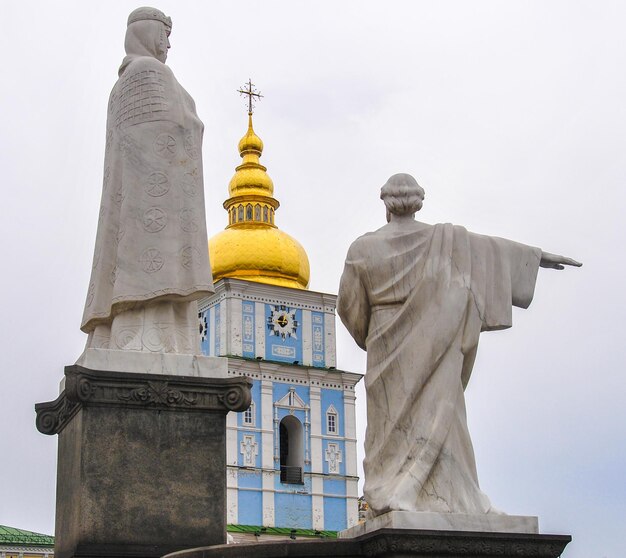 Monumento alla principessa Olga Sant'Andrea il primo chiamato apostolo e Cirillo e Metodio in Piazza Mikhaylovskaya a Kiev Ucraina