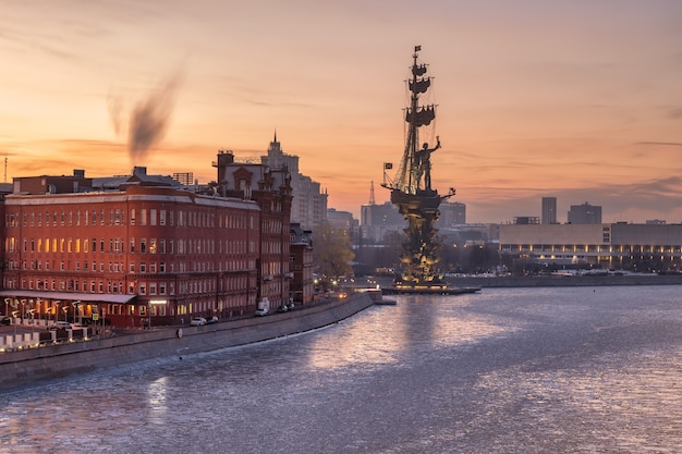 Monumento allo zar Pietro il Grande sull'argine del fiume di Mosca all'alba Mosca Russia