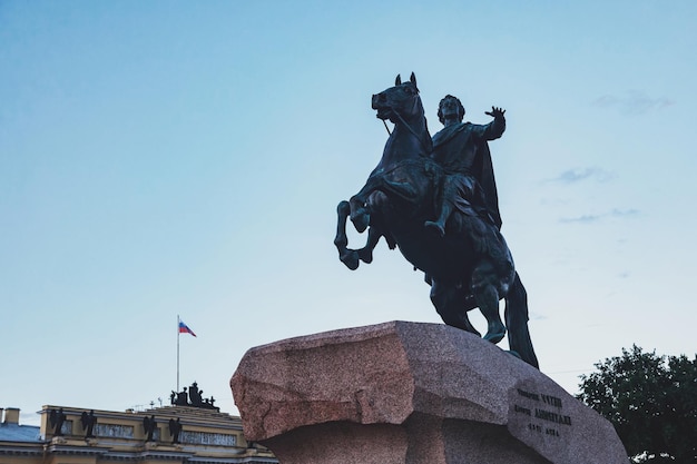 Monumento cavaliere in bronzo