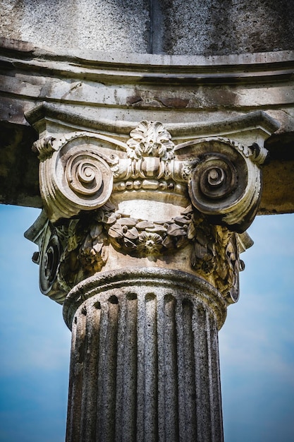 monumento, colonne in stile greco, capitelli corinzi in un parco