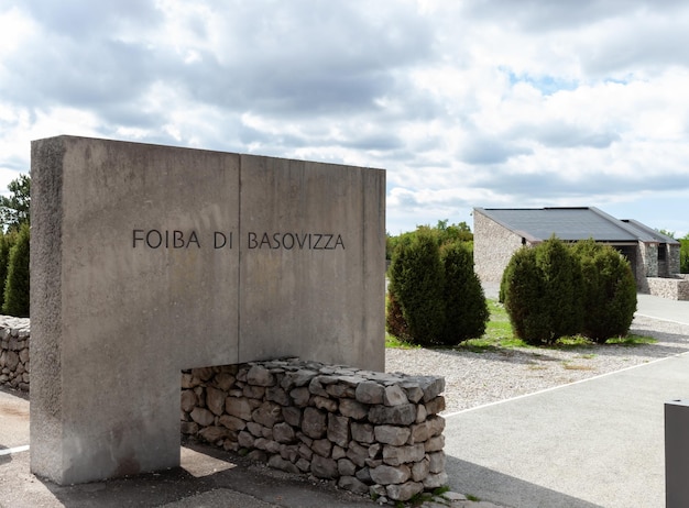 Monumento commemorativo doline in italiano chiamate foibe