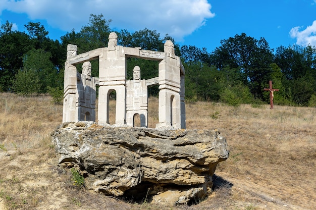 Monumento degli uomini che si tengono per mano che fanno una scultura del cerchio in Moldova