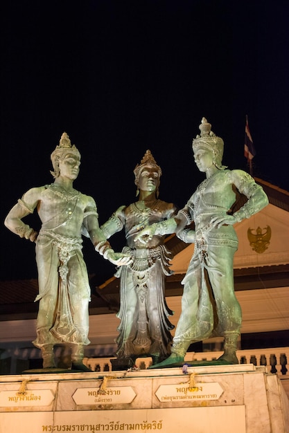 Monumento dei tre re di notte a Chiang Mai Thailandia