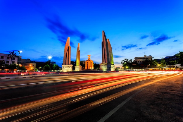 Monumento del momento della democrazia al crepuscolo Bangkok Thailand