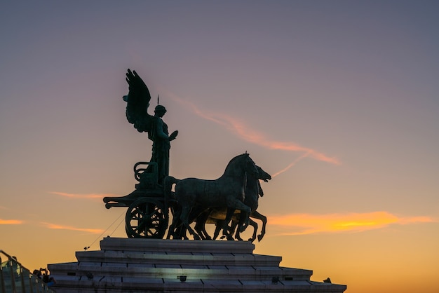 Monumento della scultura nella città vecchia di Roma, Italia al tramonto