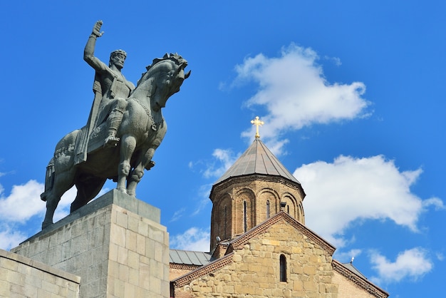 Monumento di Gorgasali alla cattedrale di Metekhi a Tbilisi